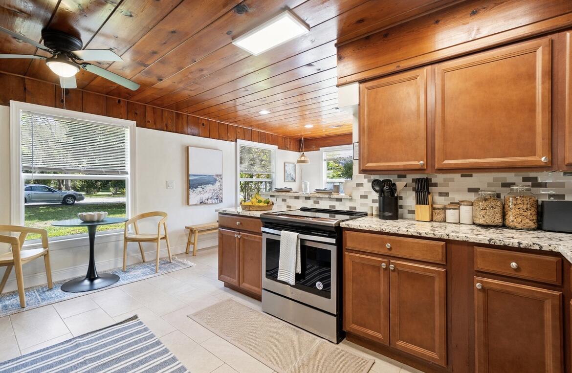 727 S Lake, Lantana FL 33462