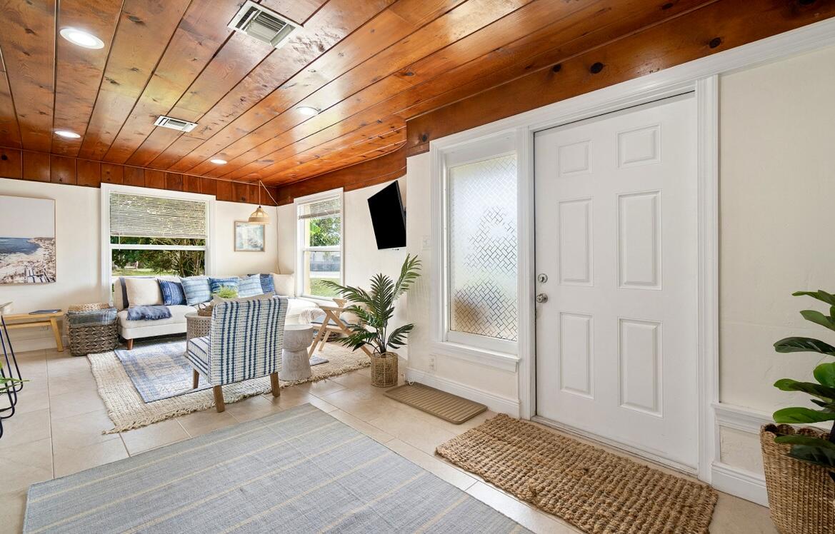 727 S Lake, Lantana FL 33462