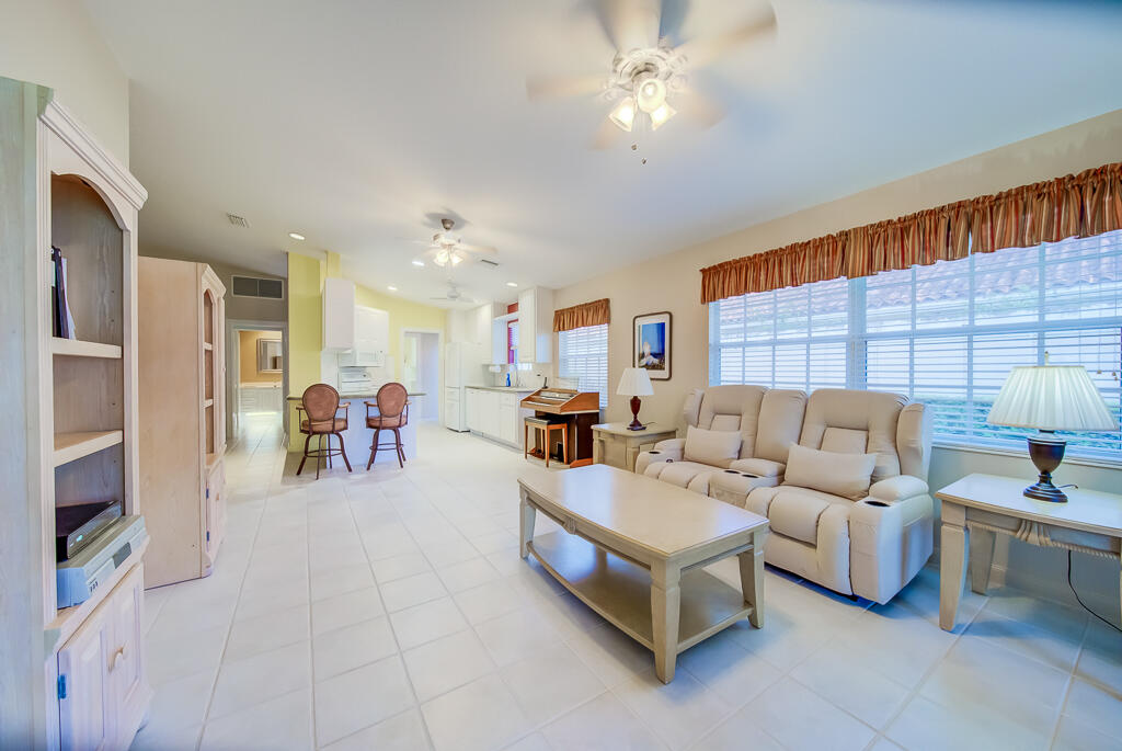 2708 Livingston, West Palm Beach FL 33411