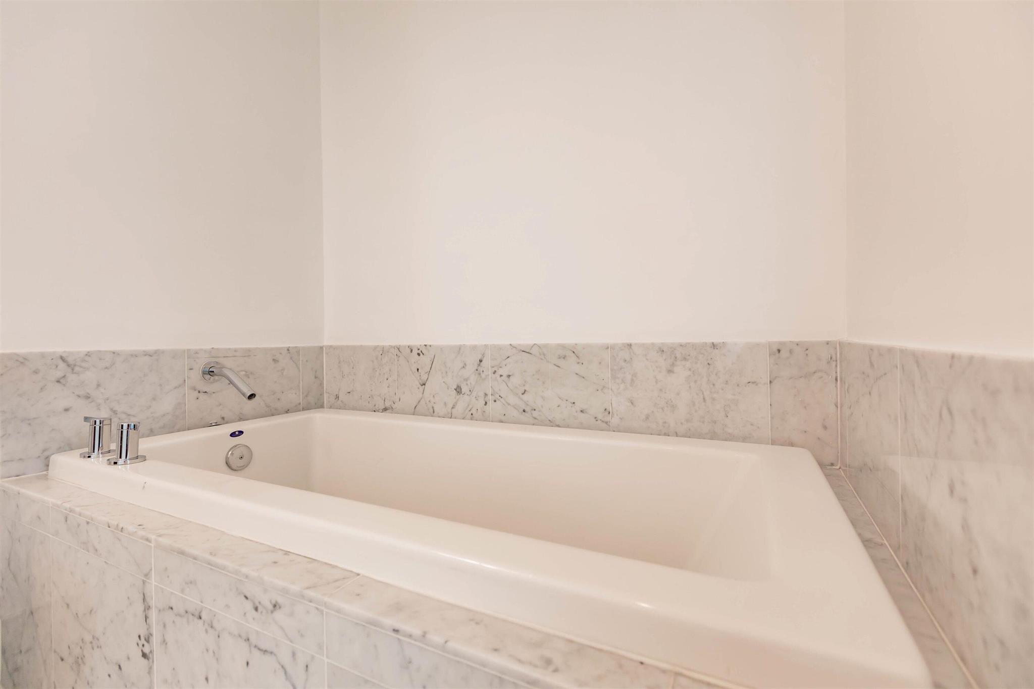 244 Biscayne Boulevard #1008, Miami FL 33132