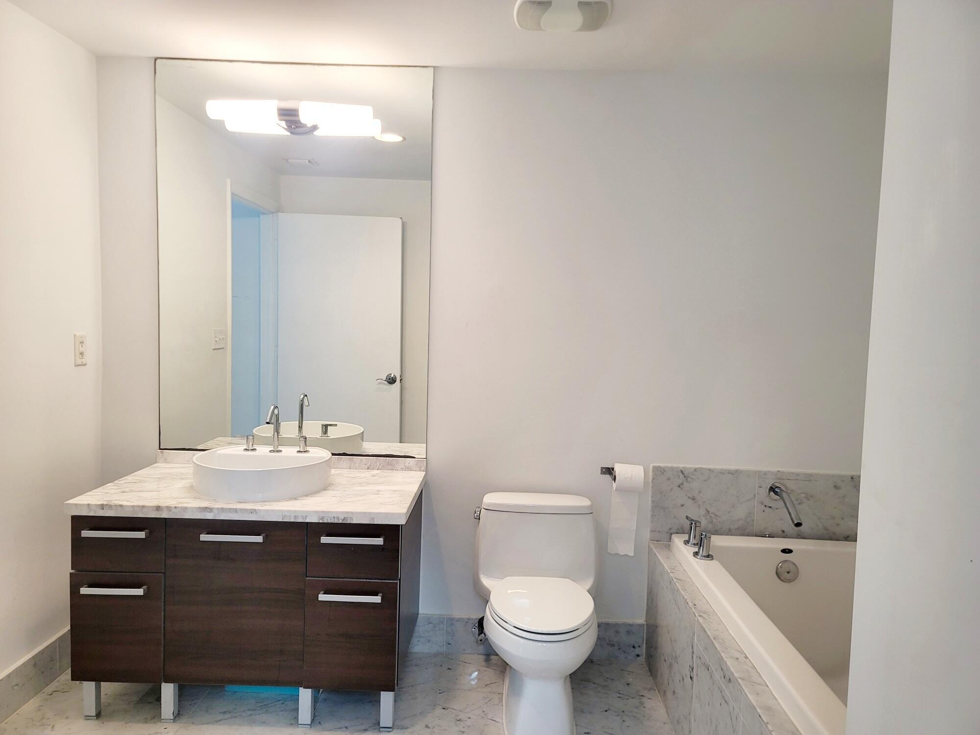 244 Biscayne Boulevard #1008, Miami FL 33132