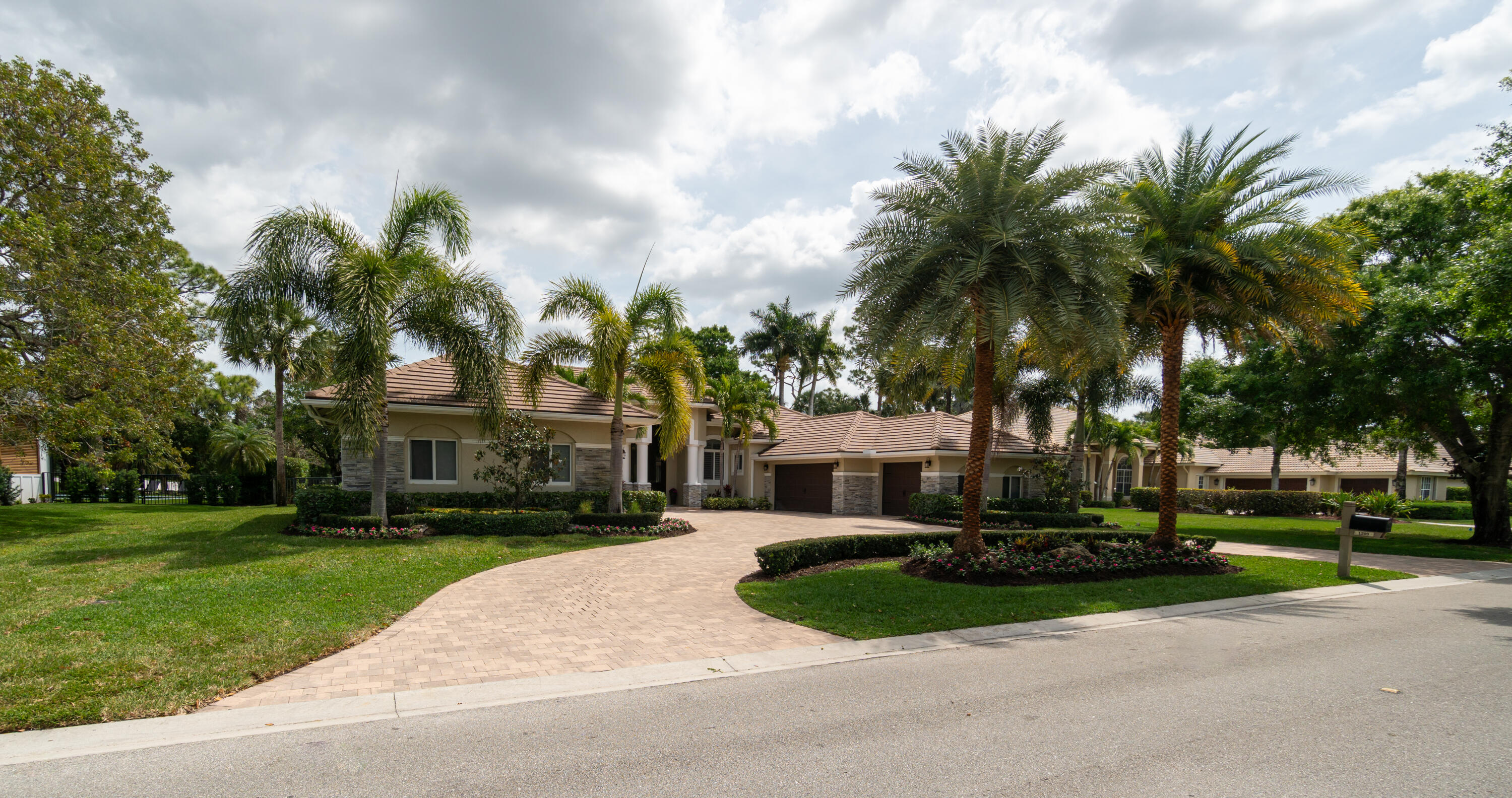 1209 Breakers West, West Palm Beach FL 33411