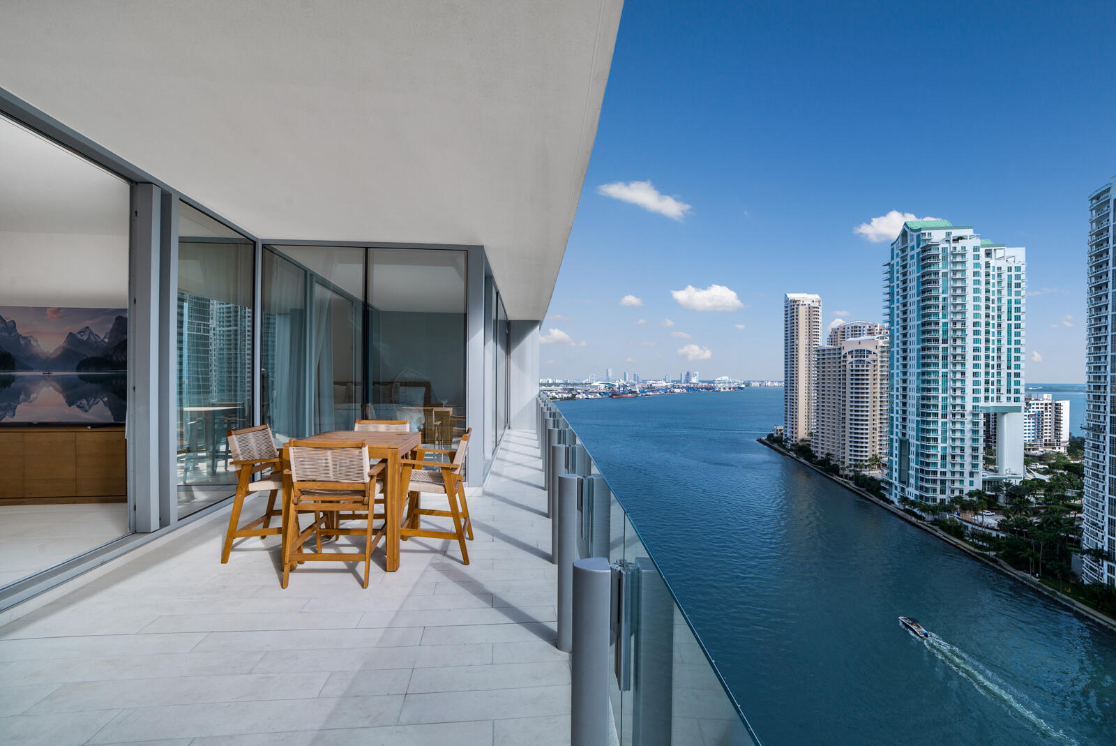 300 Biscayne Boulevard #2004, Miami FL 33131