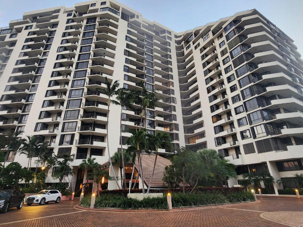 520 Brickell Key #A-1200, Miami FL 33131