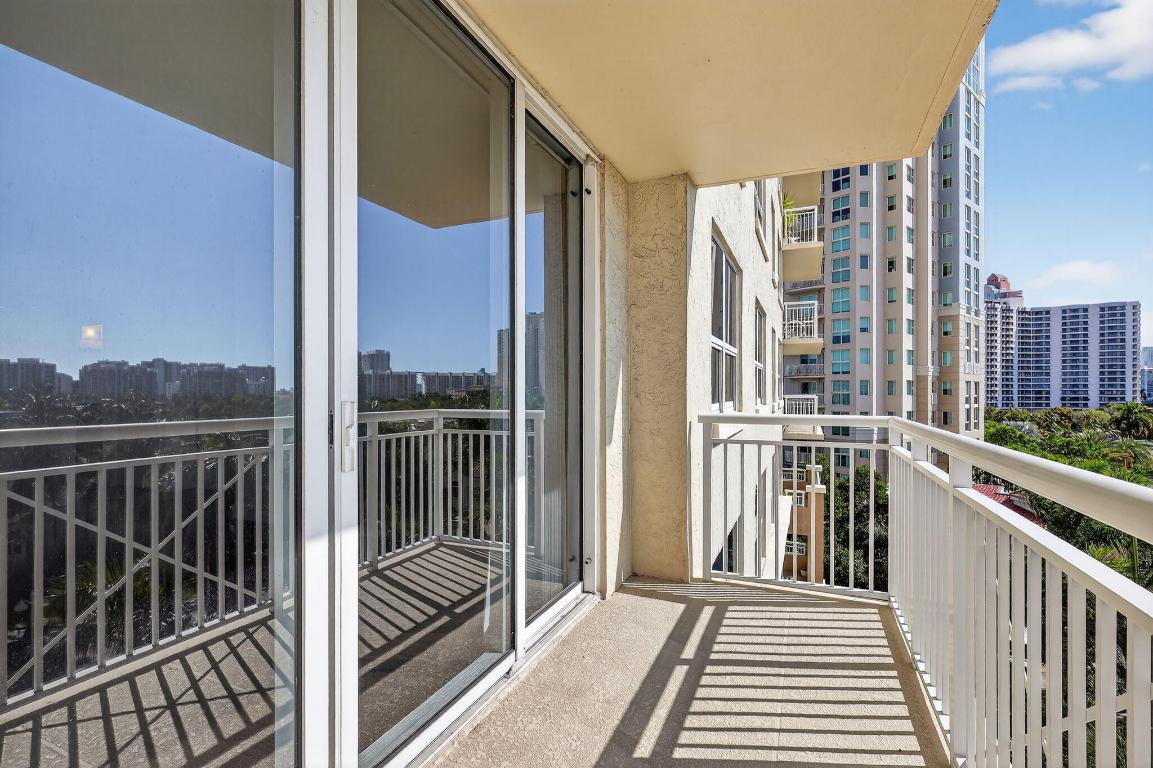 19501 W Country Club #605, Aventura FL 33180
