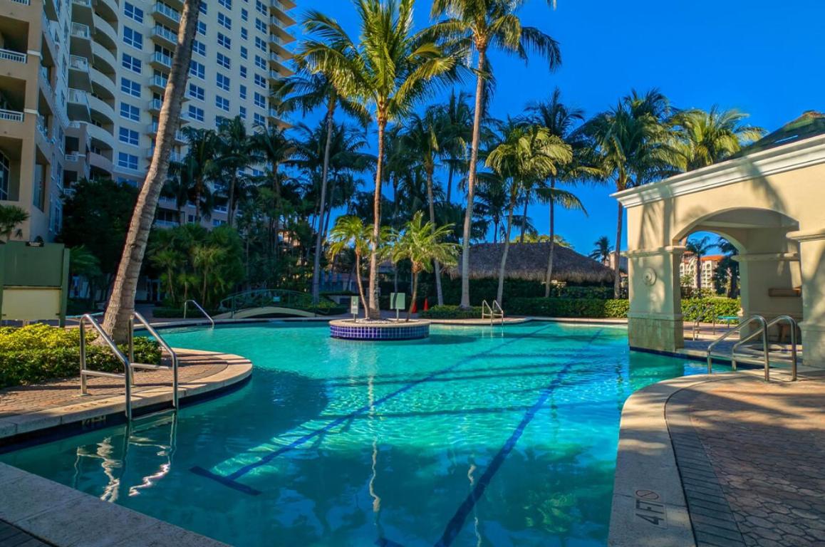 19501 W Country Club #605, Aventura FL 33180
