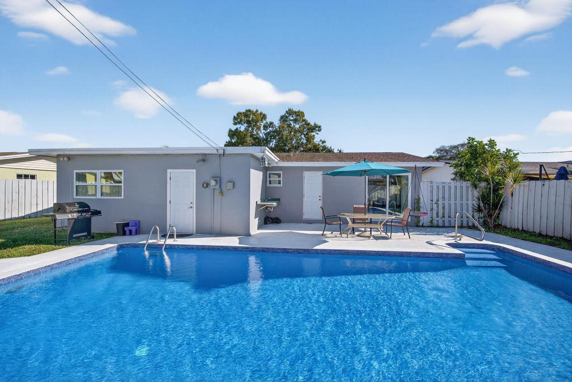 511 Iris, Palm Beach Gardens FL 33410