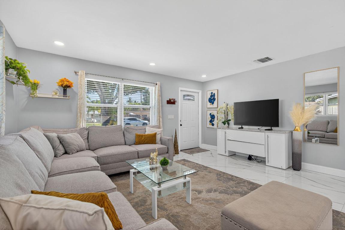511 Iris, Palm Beach Gardens FL 33410