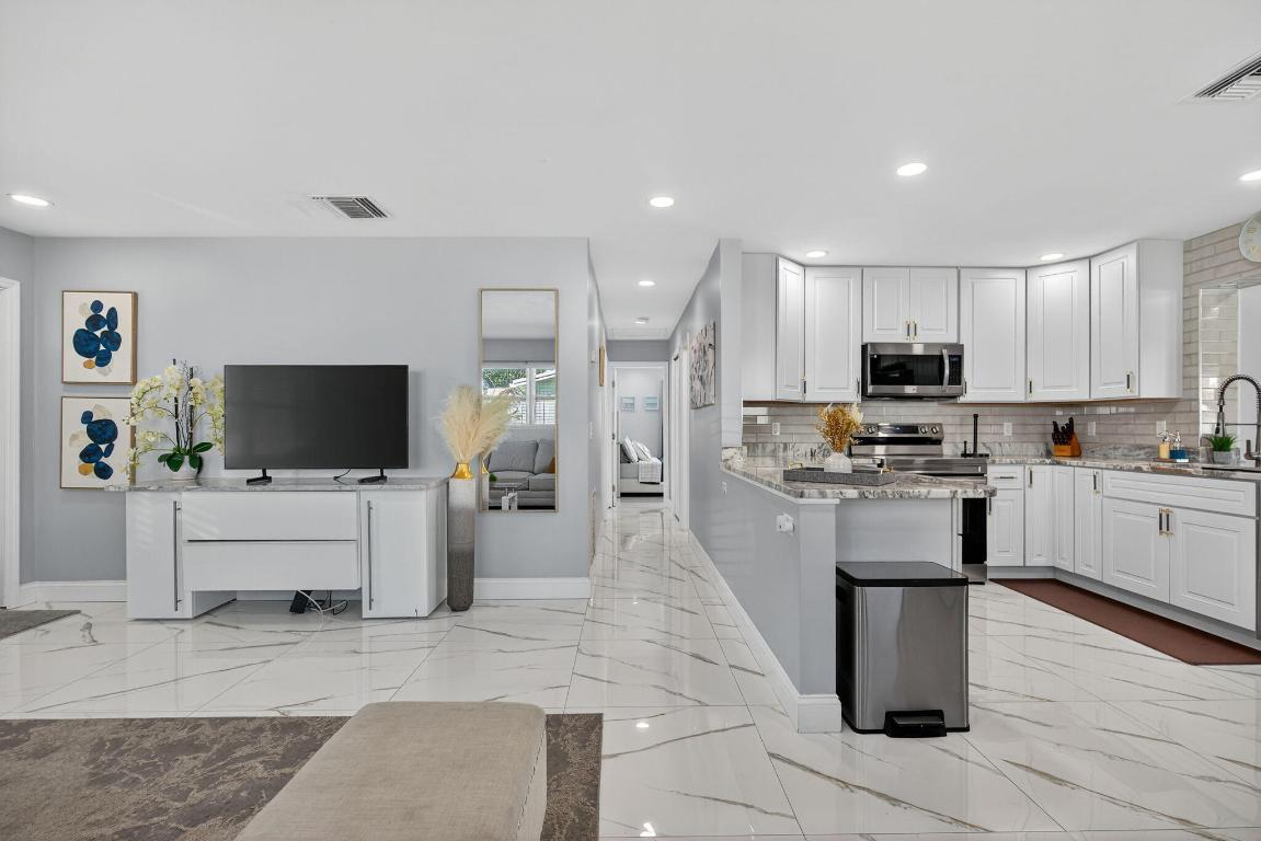 511 Iris, Palm Beach Gardens FL 33410
