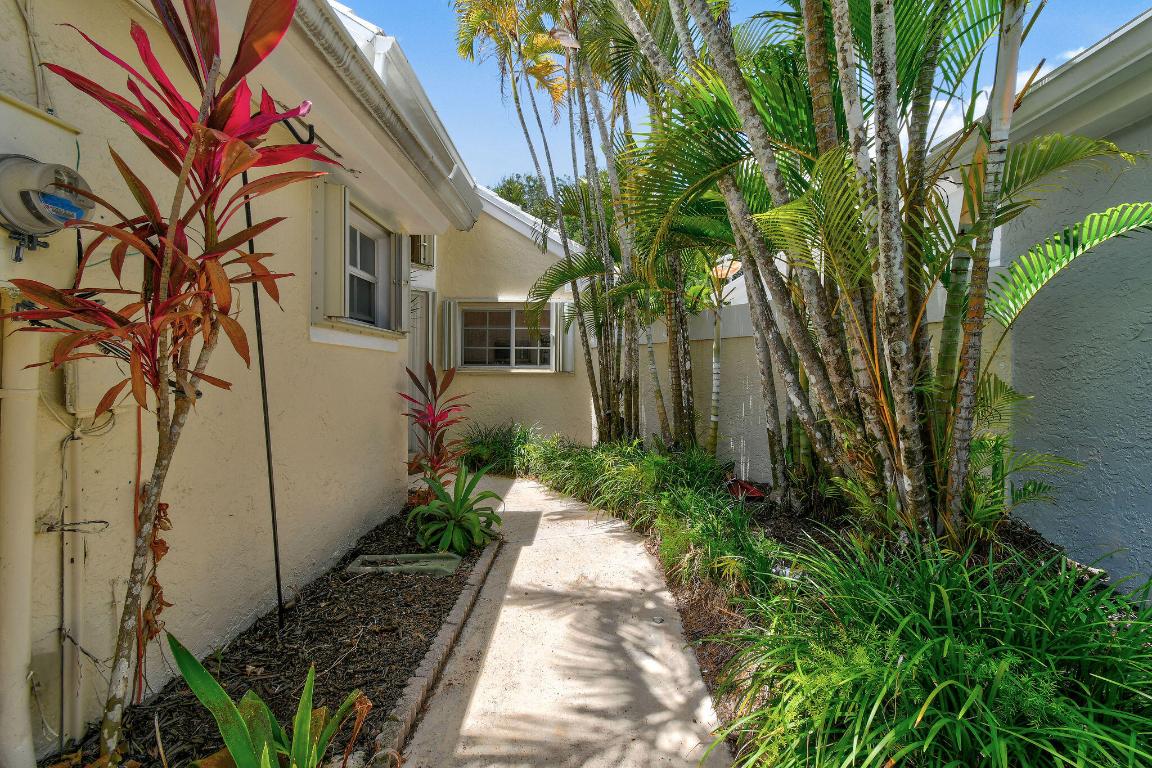 9293 Heathridge, West Palm Beach FL 33411