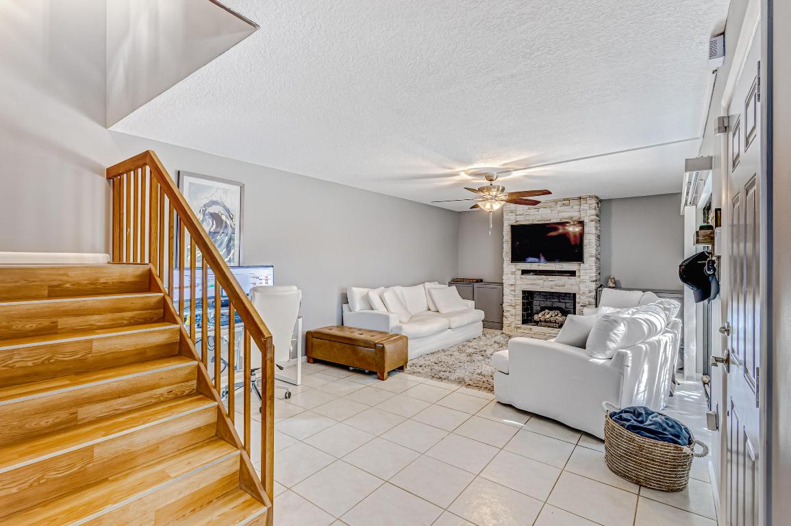 423 4th, Palm Beach Gardens FL 33410
