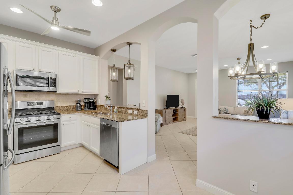 231 Evergrene #22-C, Palm Beach Gardens FL 33410