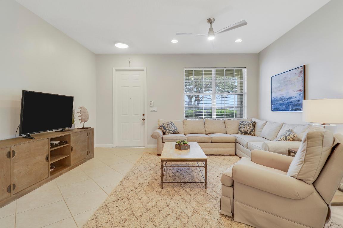 231 Evergrene #22-C, Palm Beach Gardens FL 33410