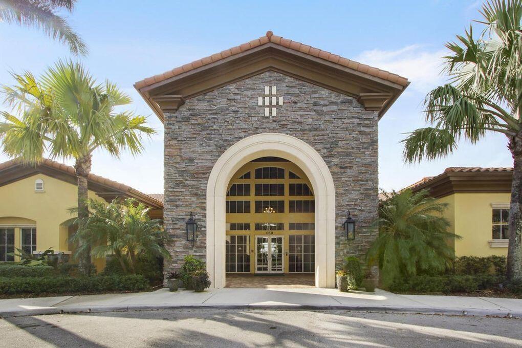231 Evergrene #22-C, Palm Beach Gardens FL 33410