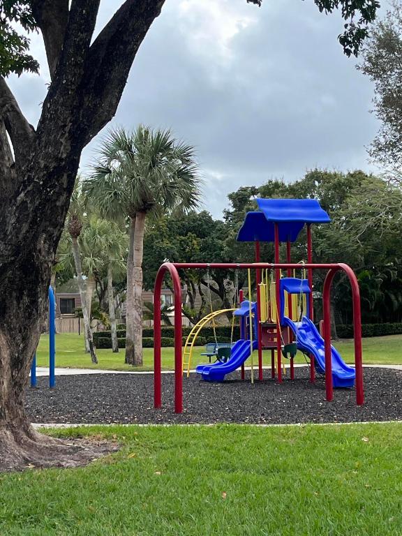 707 7th, Palm Beach Gardens FL 33410