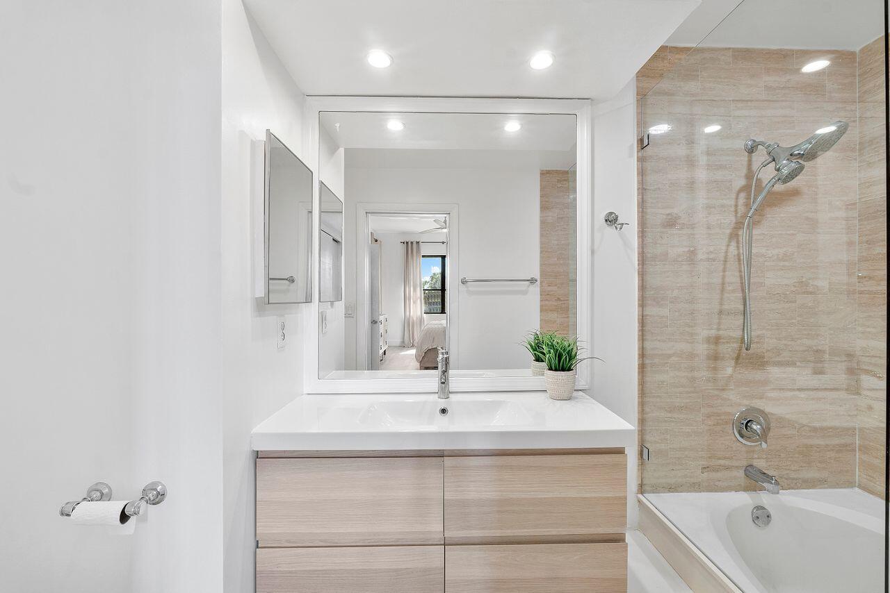 7508 La Paz #304, Boca Raton FL 33433