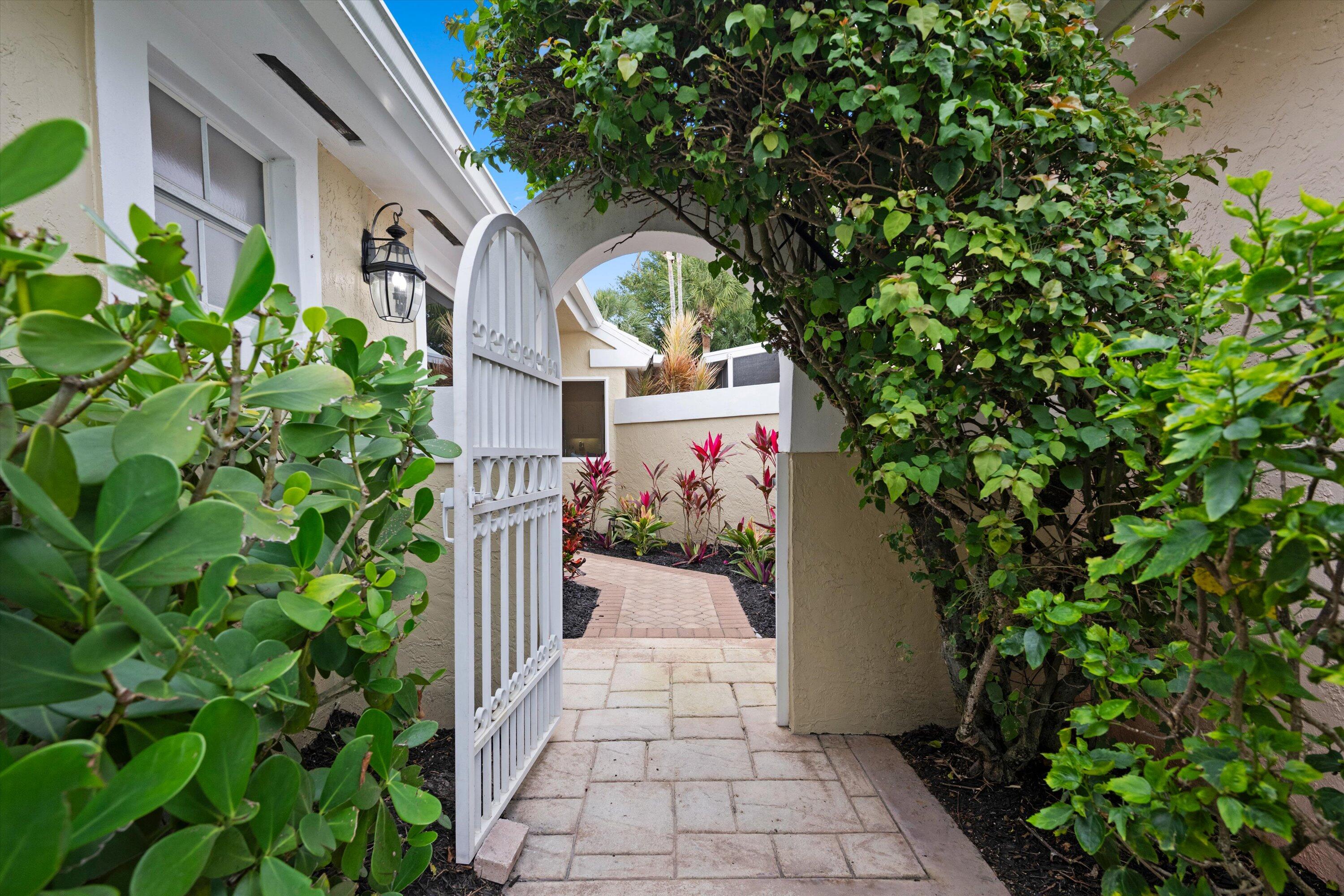 9221 Heathridge, West Palm Beach FL 33411