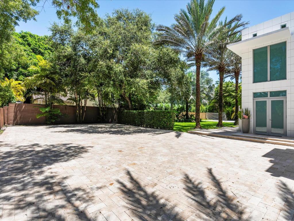 3917 S Le Jeune, Miami FL 33146