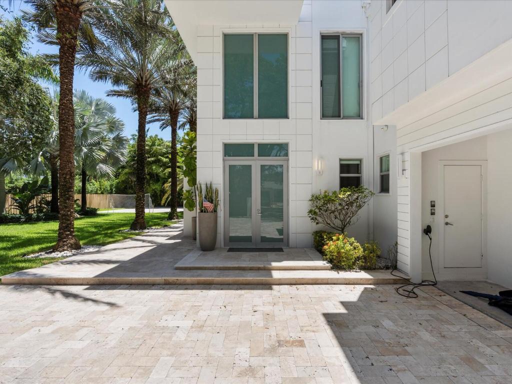3917 S Le Jeune, Miami FL 33146