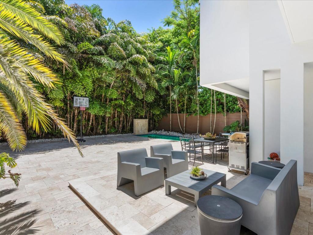 3917 S Le Jeune, Miami FL 33146