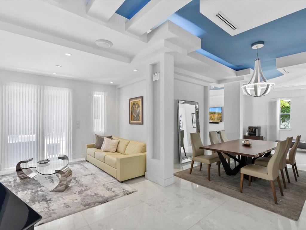 3917 S Le Jeune, Miami FL 33146