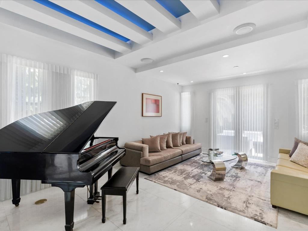 3917 S Le Jeune, Miami FL 33146