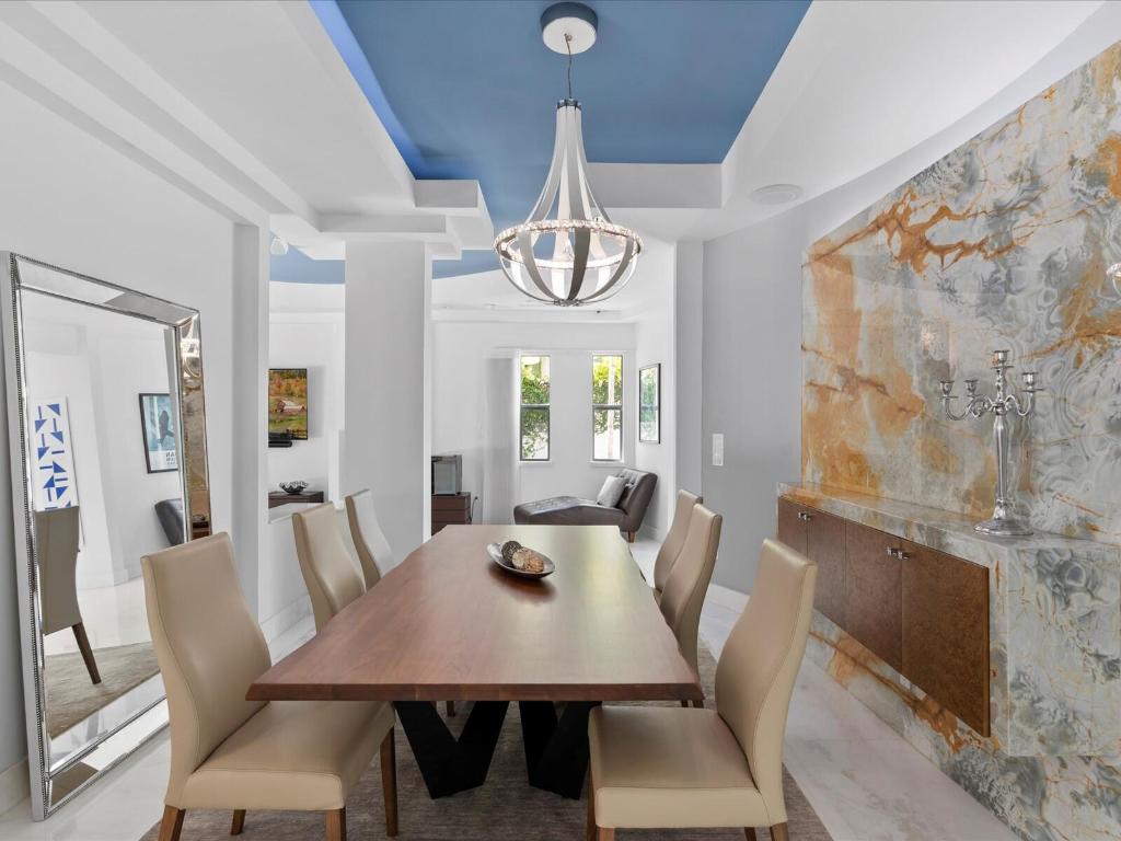 3917 S Le Jeune, Miami FL 33146