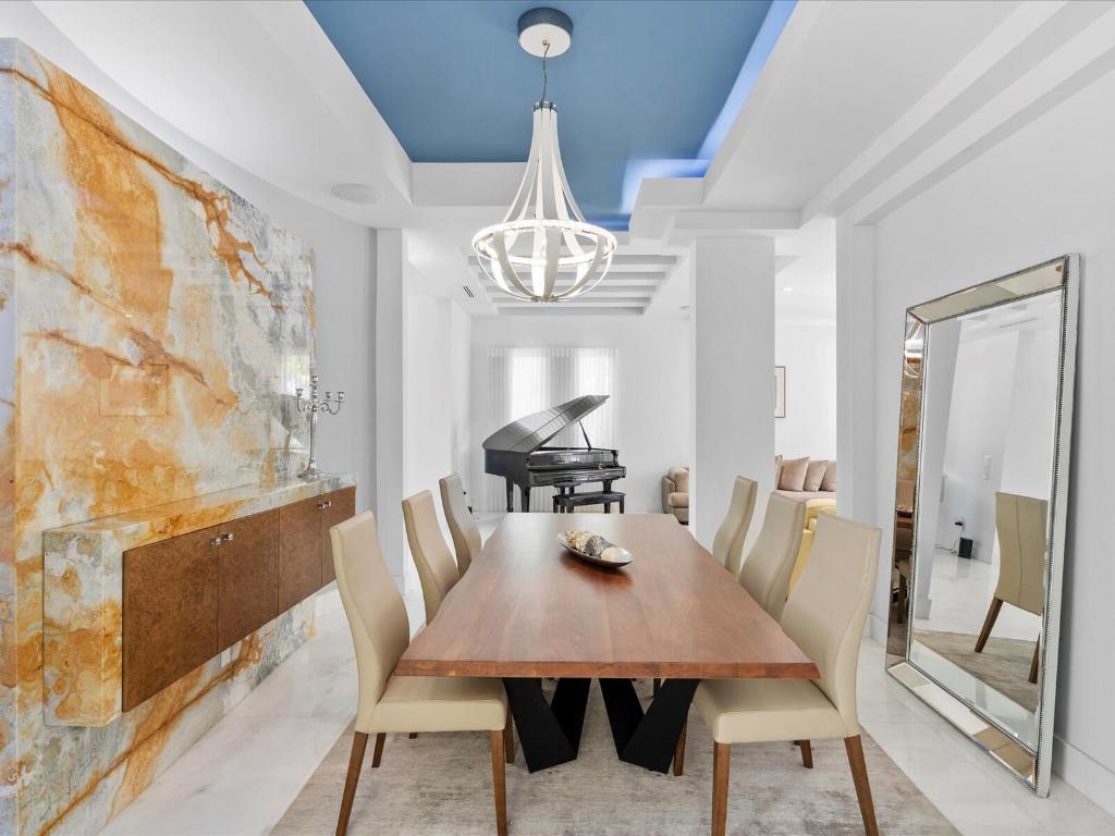 3917 S Le Jeune, Miami FL 33146