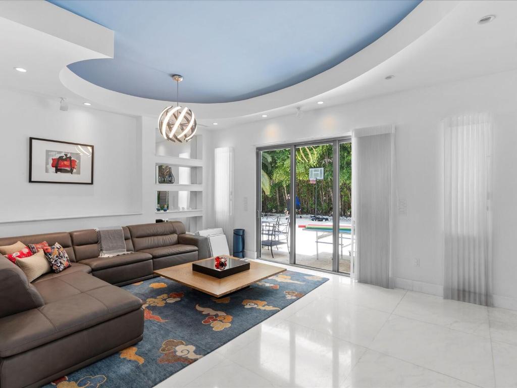3917 S Le Jeune, Miami FL 33146