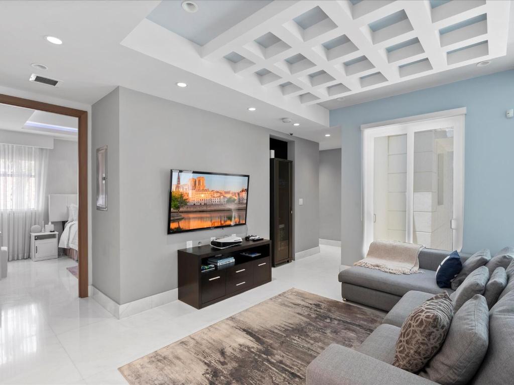 3917 S Le Jeune, Miami FL 33146