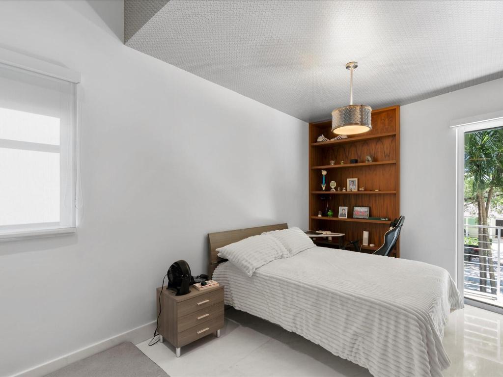 3917 S Le Jeune, Miami FL 33146