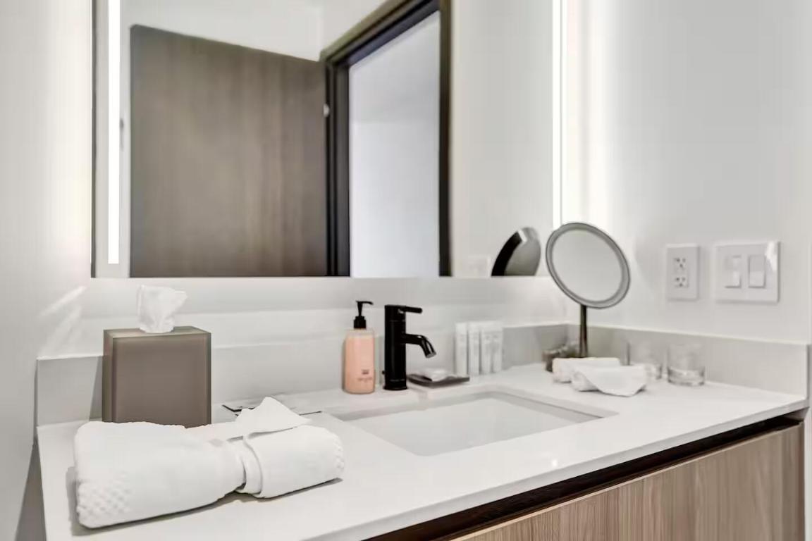 398 NE 5th #2403, Miami FL 33132