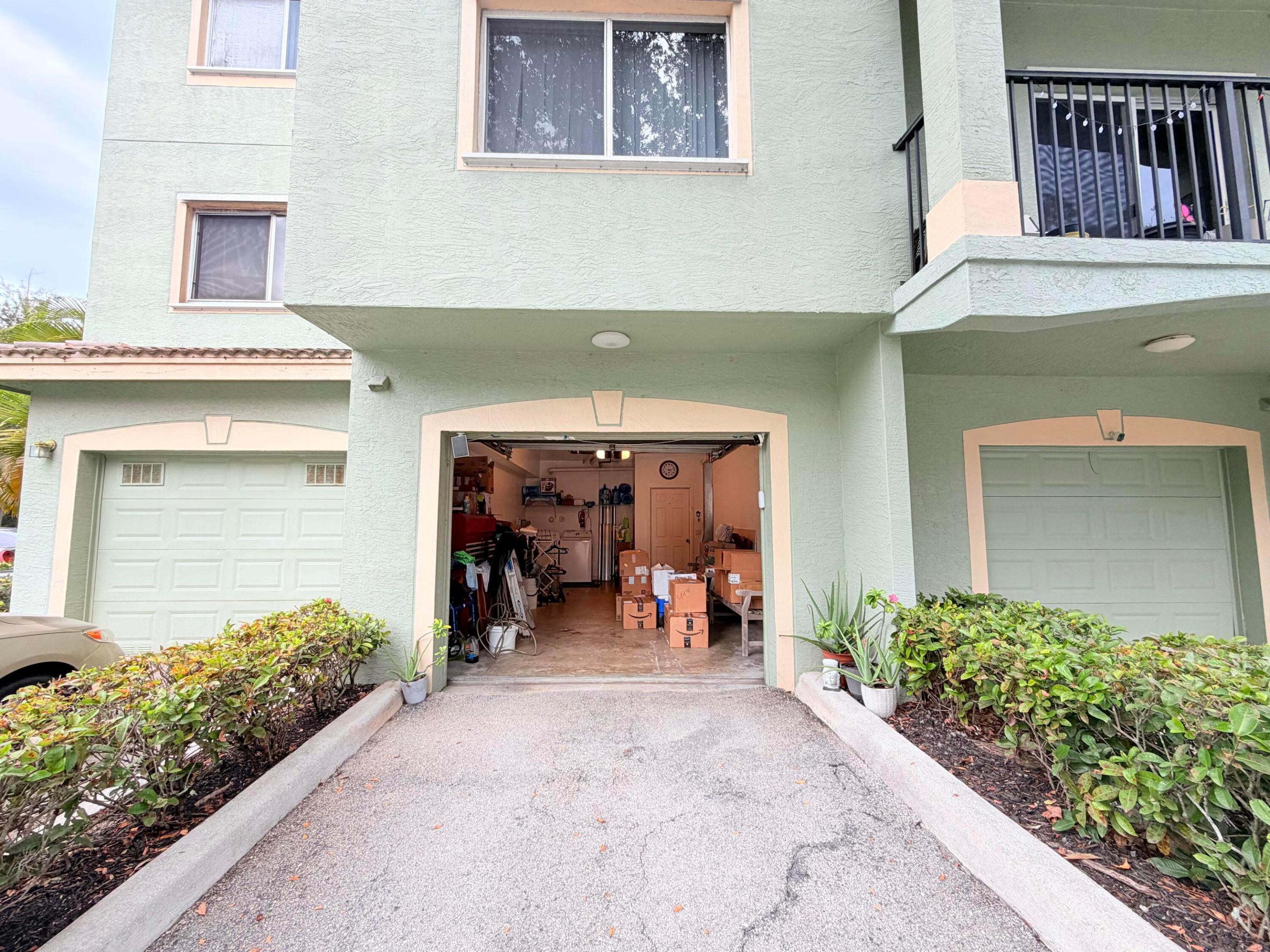 330 Crestwood #202, Royal Palm Beach FL 33411
