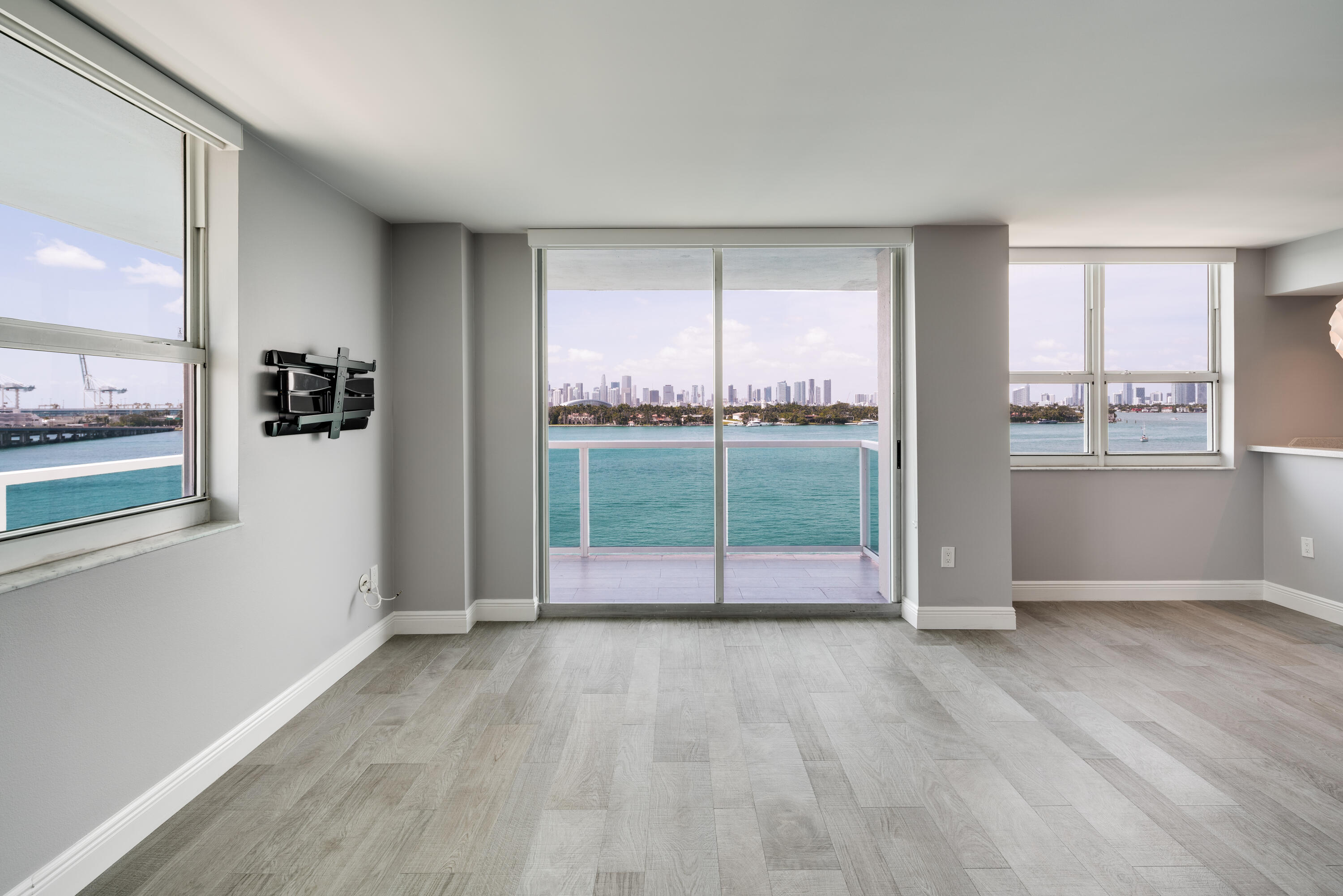 650 W West #701, Miami Beach FL 33139