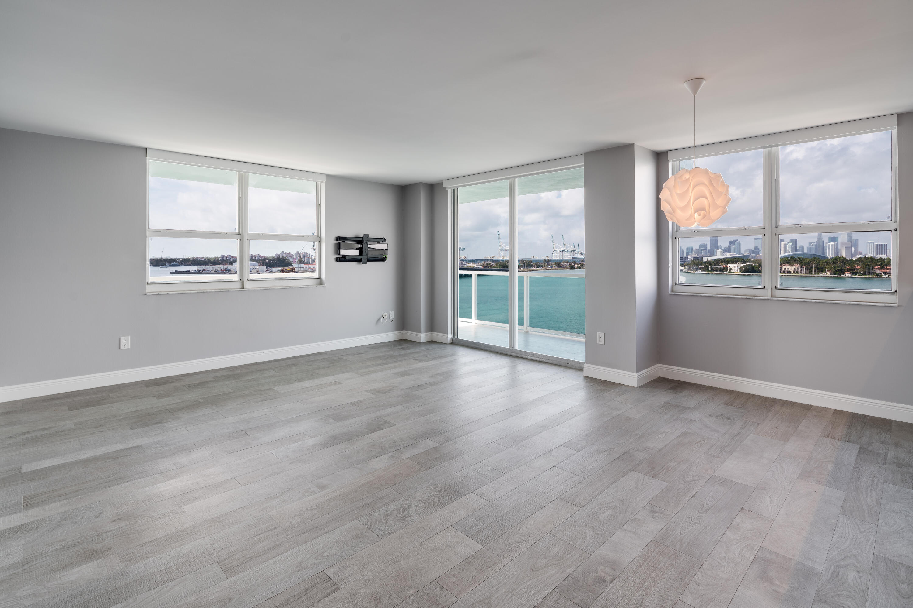 650 W West #701, Miami Beach FL 33139