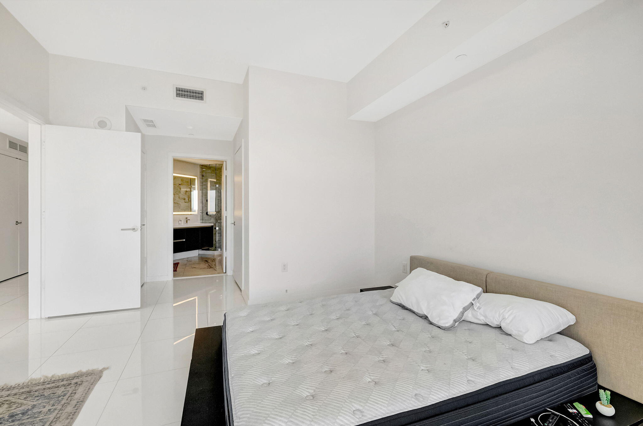 851 NE 1st #1604, Miami FL 33132