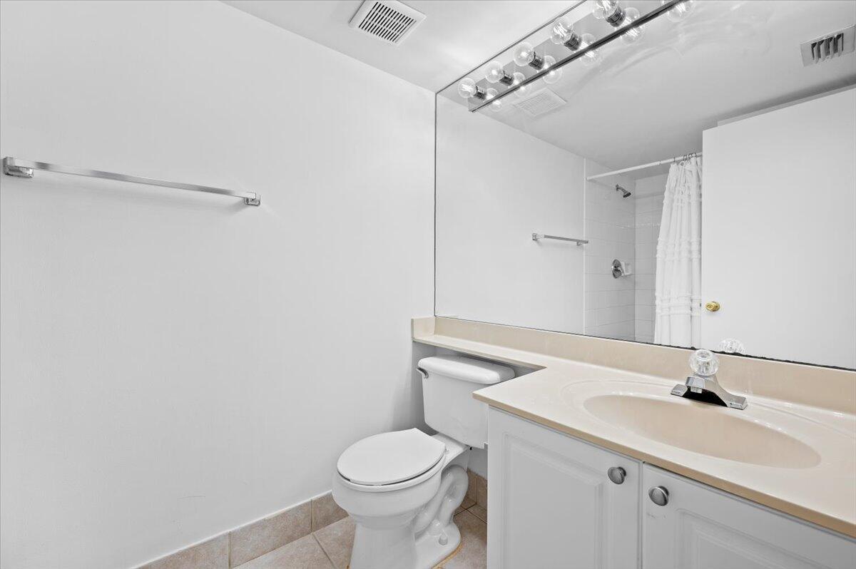 200 Crestwood #211, Royal Palm Beach FL 33411