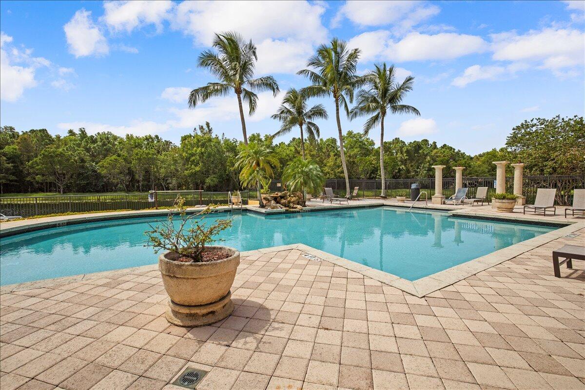 200 Crestwood #211, Royal Palm Beach FL 33411