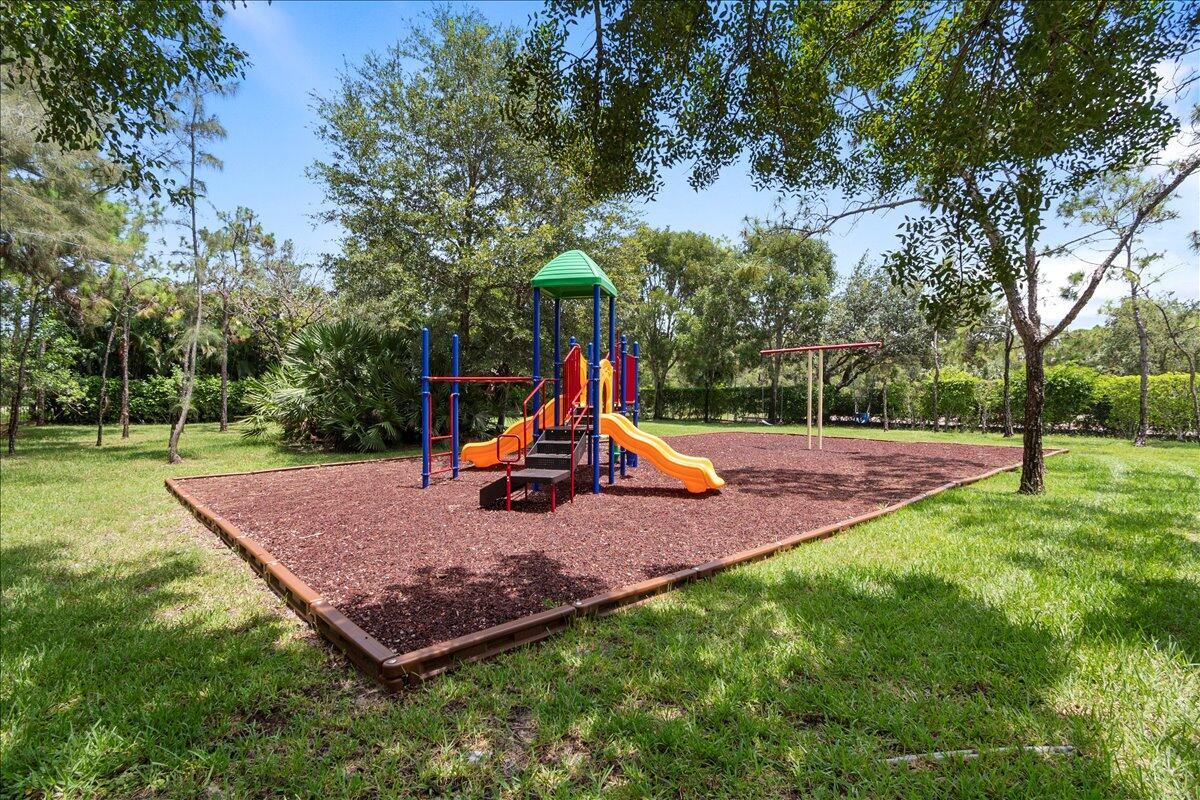 200 Crestwood #211, Royal Palm Beach FL 33411