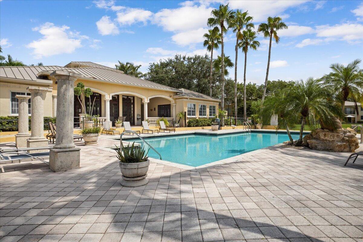 200 Crestwood #211, Royal Palm Beach FL 33411