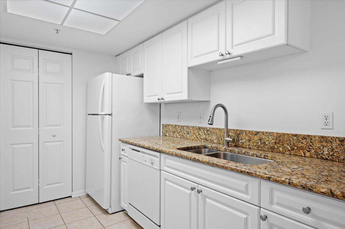 200 Crestwood #211, Royal Palm Beach FL 33411
