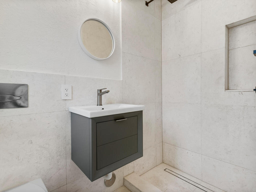7820 Hawthorne, Miami Beach FL 33141