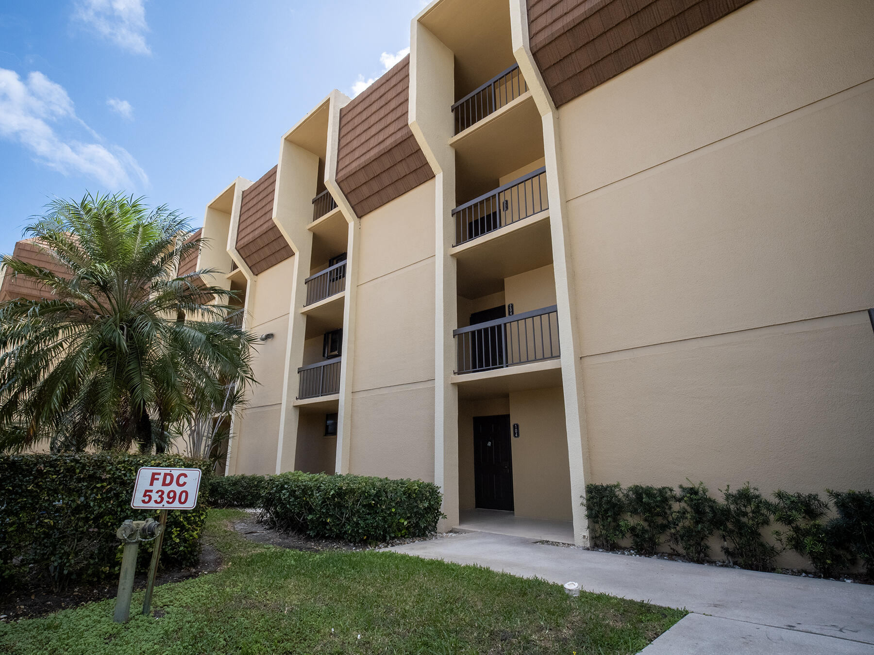 5390 Woodland Lakes #104, Palm Beach Gardens FL 33418